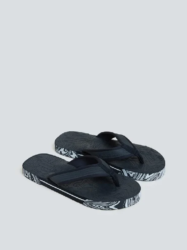 Leather Look Women Shorts for an Edgy and Chic StyleSOLEPLAY Black Wavy Pattern Flip Flops